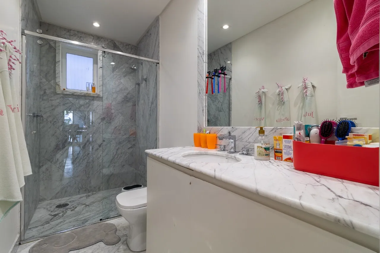 Casa com projeto moderno e cheio de iluminação natural, trazendo dias agradáveis no Jardim América. – 17092 - IMG_3527-HDR