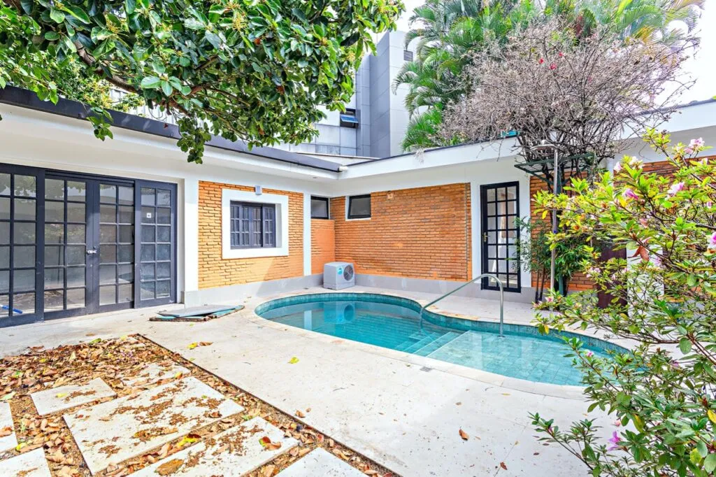 Delicioso quintal e muito alto astral para venda em Alto de Pinheiros. – CA1202