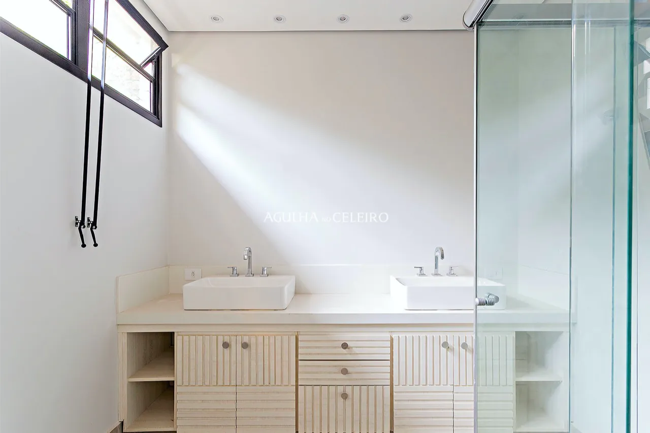 Delicioso quintal e muito alto astral para venda em Alto de Pinheiros. – CA1202