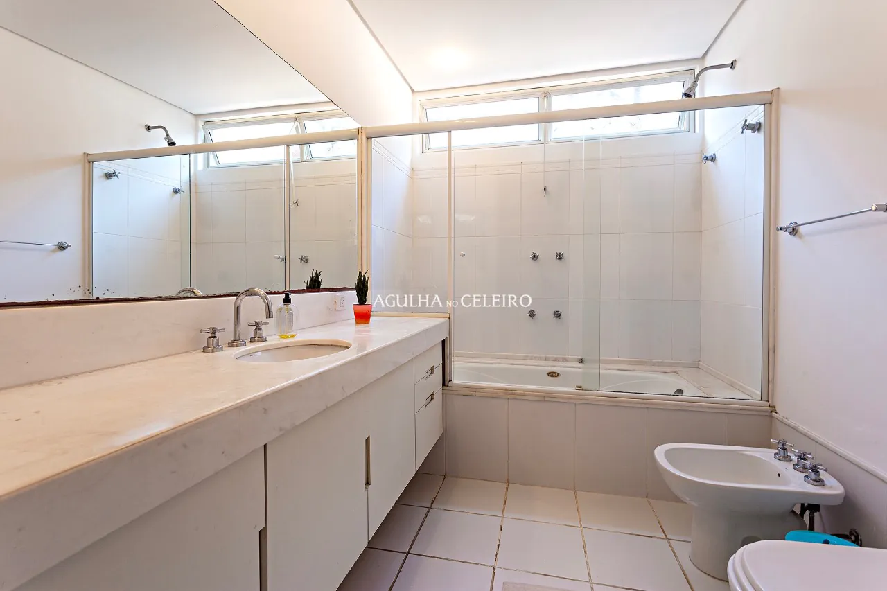 casa-com-quintal-espacoso-a-venda-no-jardim-america-17047-16