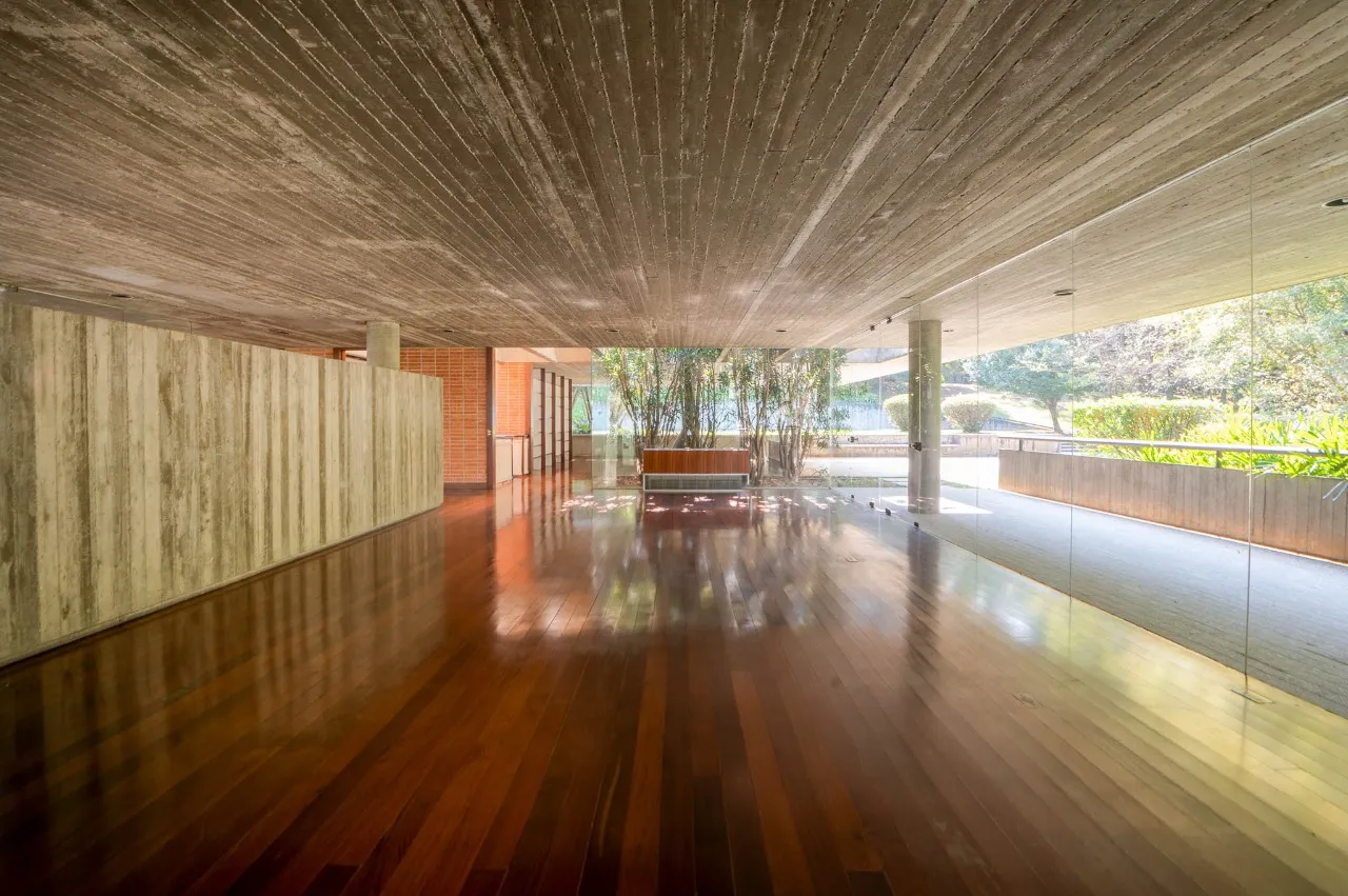 Rodeada de verde, arquitetura diferenciada, com muito potencial! – 17266