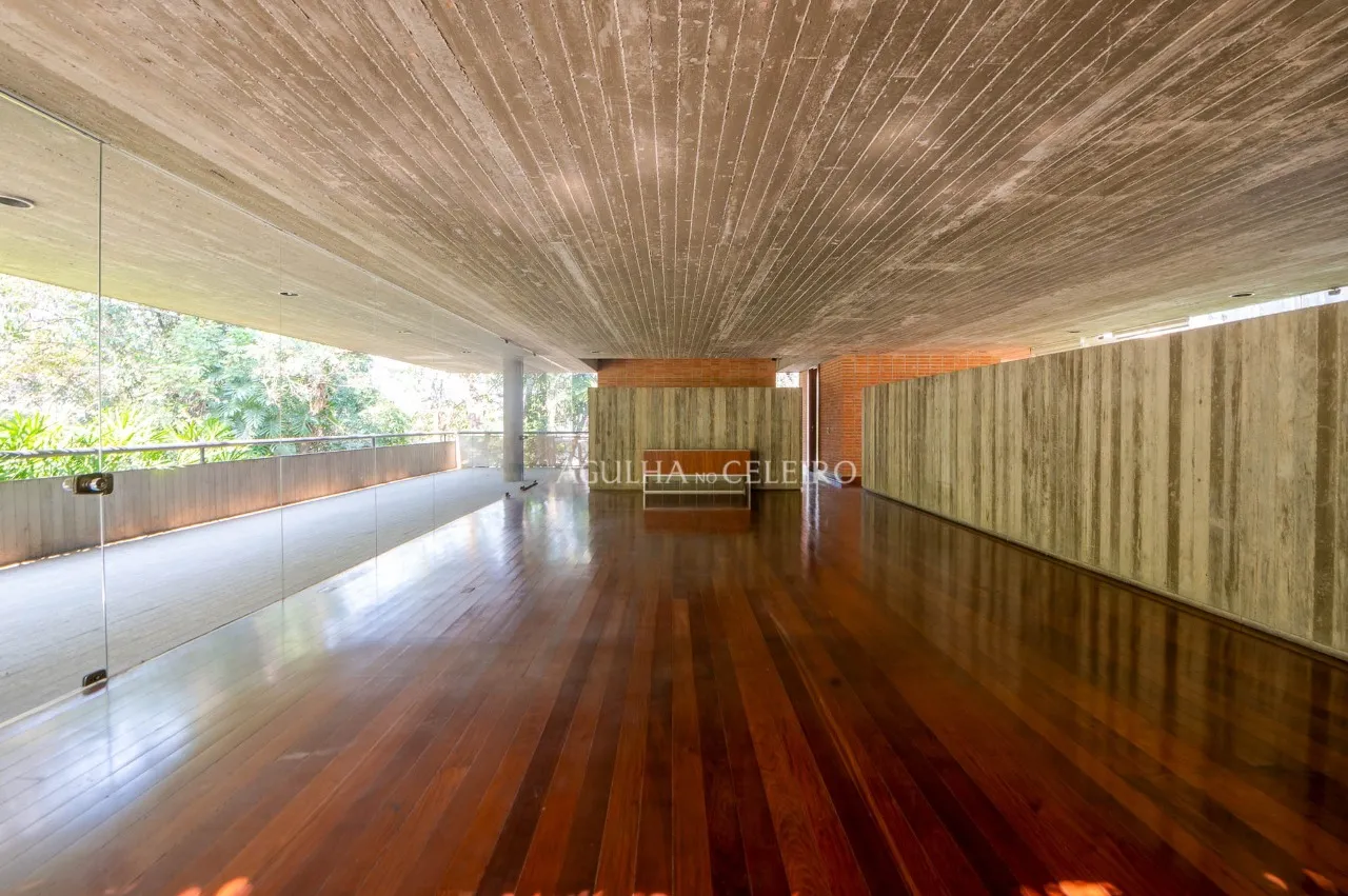 Rodeada de verde, arquitetura diferenciada, com muito potencial! – 17266