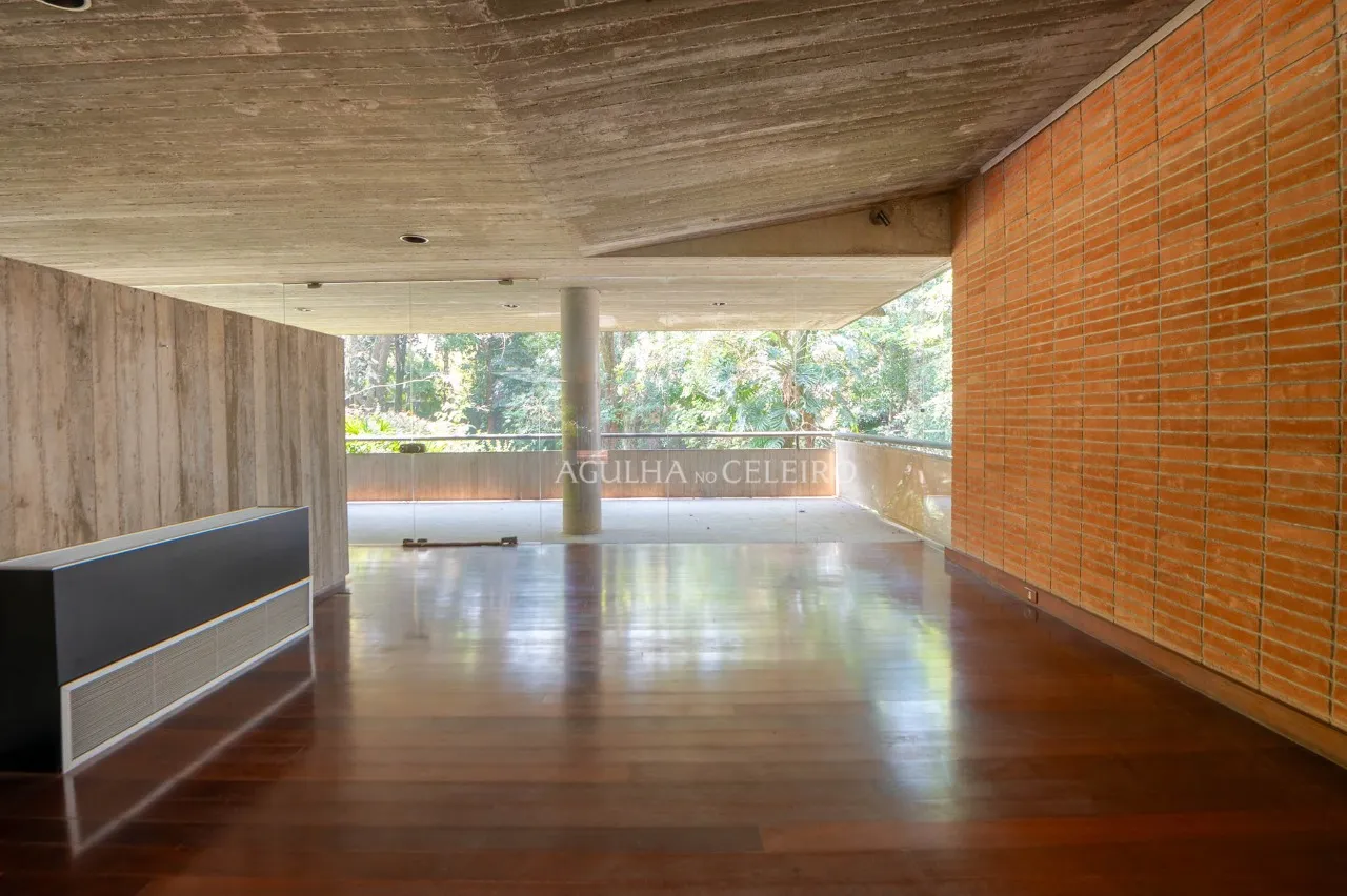 Rodeada de verde, arquitetura diferenciada, com muito potencial! – 17266