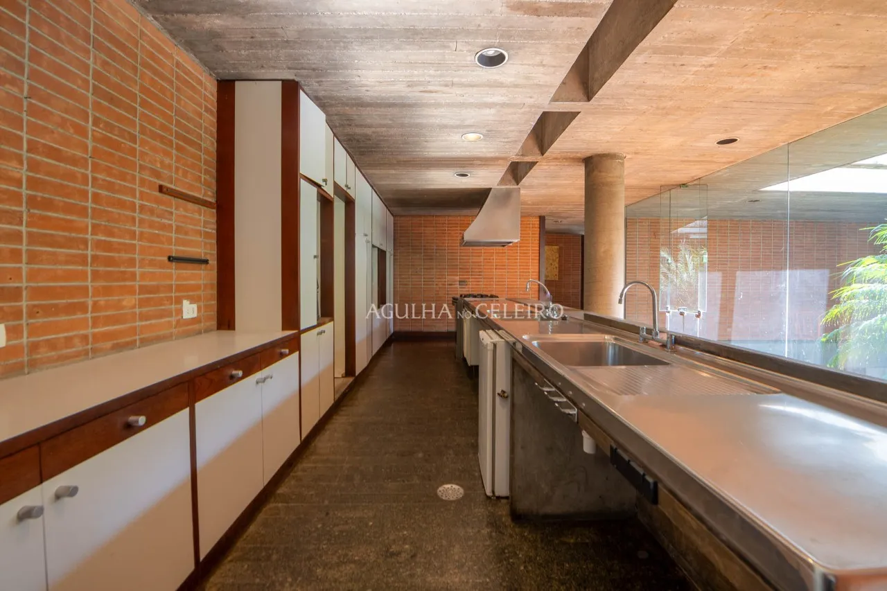 Rodeada de verde, arquitetura diferenciada, com muito potencial! – 17266