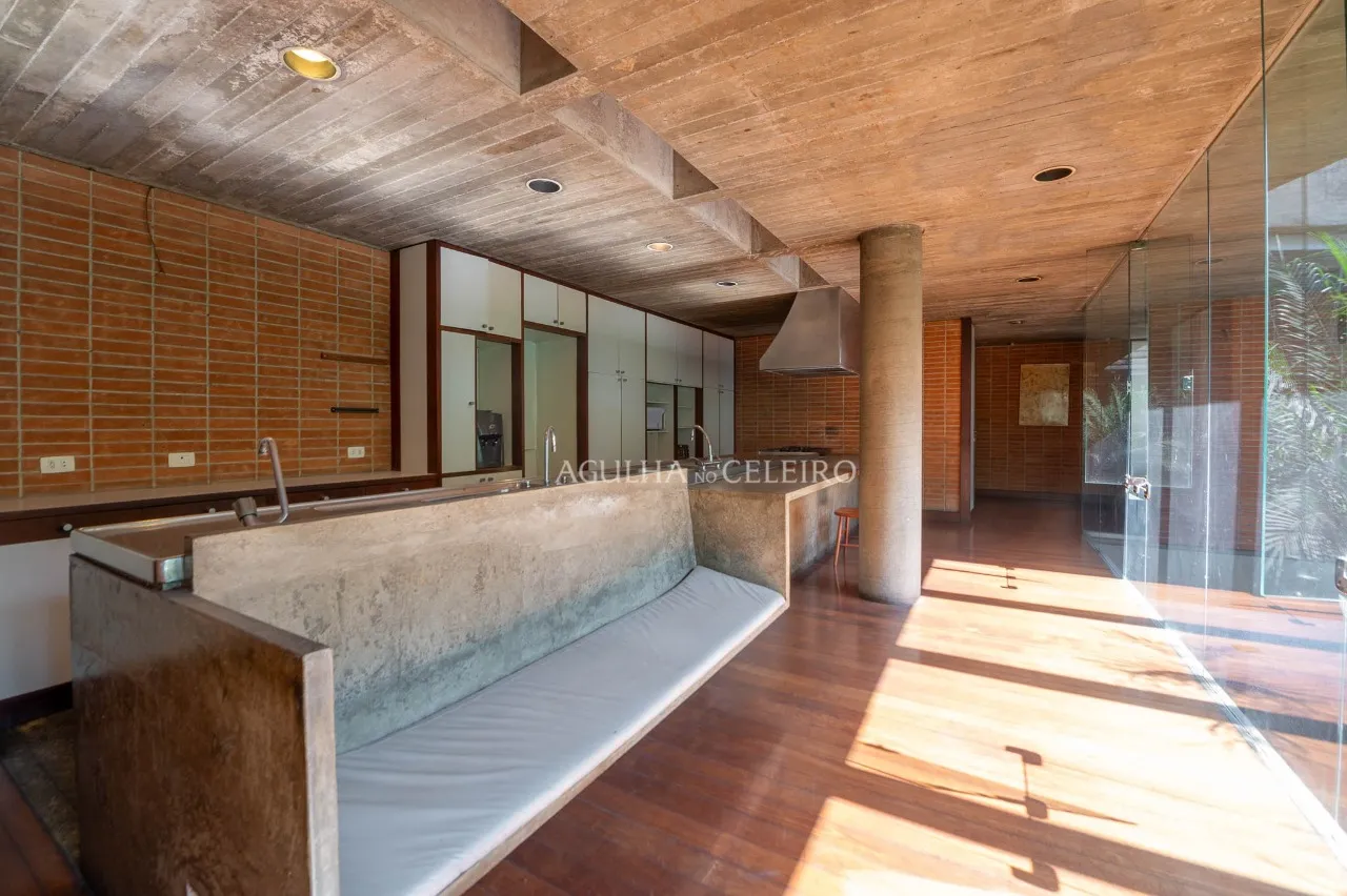 Rodeada de verde, arquitetura diferenciada, com muito potencial! – 17266