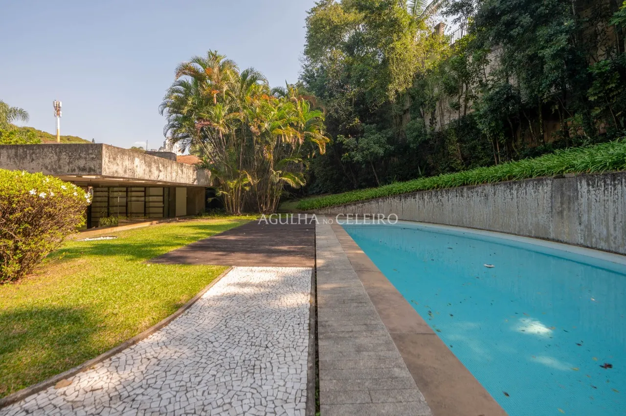 Rodeada de verde, arquitetura diferenciada, com muito potencial! – 17266