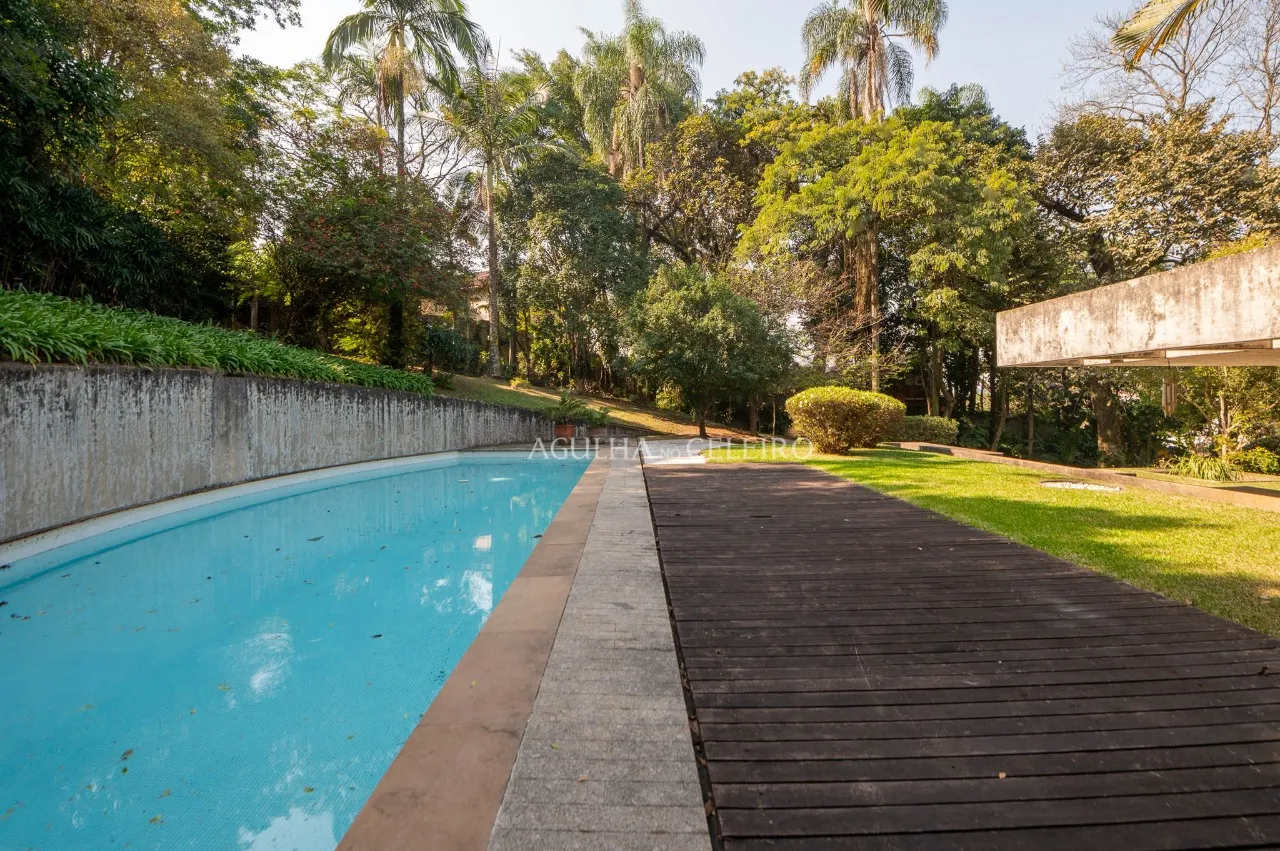 Rodeada de verde, arquitetura diferenciada, com muito potencial! – 17266