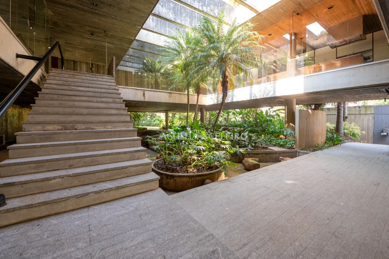 Rodeada de verde, arquitetura diferenciada, com muito potencial! – 17266