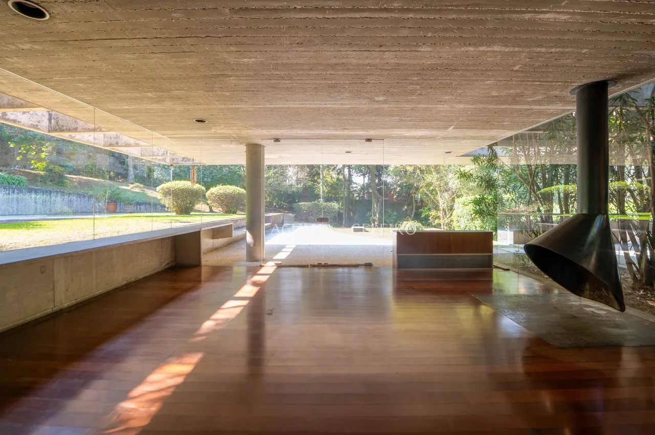 Rodeada de verde, arquitetura diferenciada, com muito potencial! – 17266