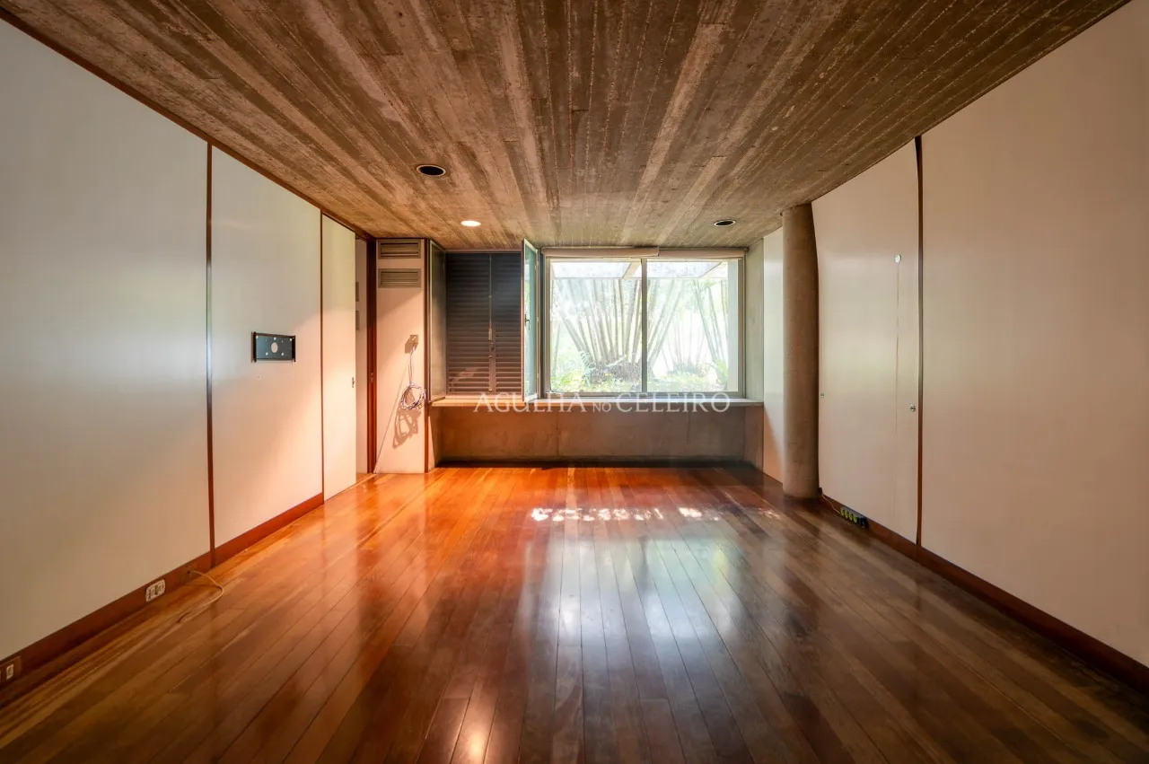 Rodeada de verde, arquitetura diferenciada, com muito potencial! – 17266