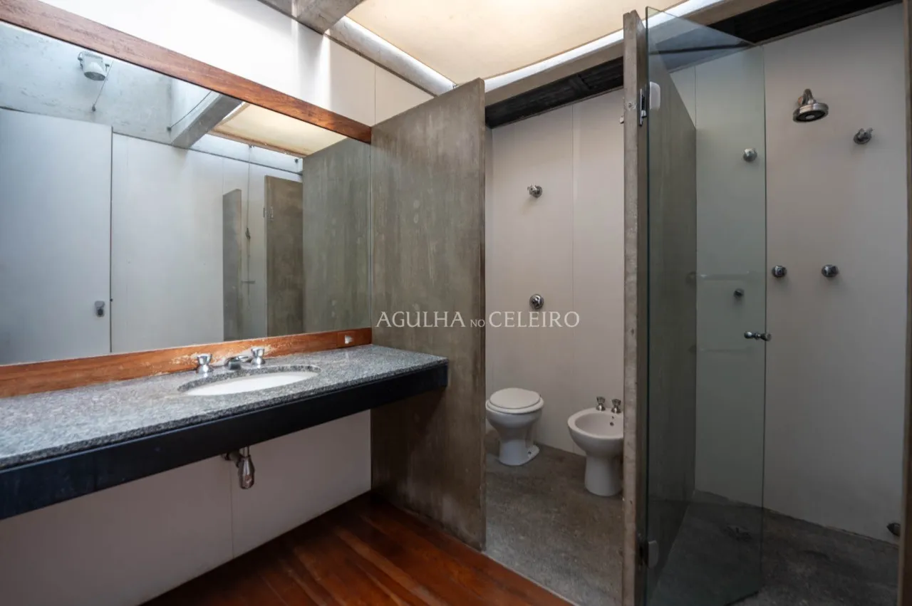 Rodeada de verde, arquitetura diferenciada, com muito potencial! – 17266