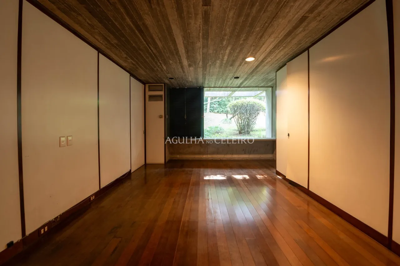 Rodeada de verde, arquitetura diferenciada, com muito potencial! – 17266