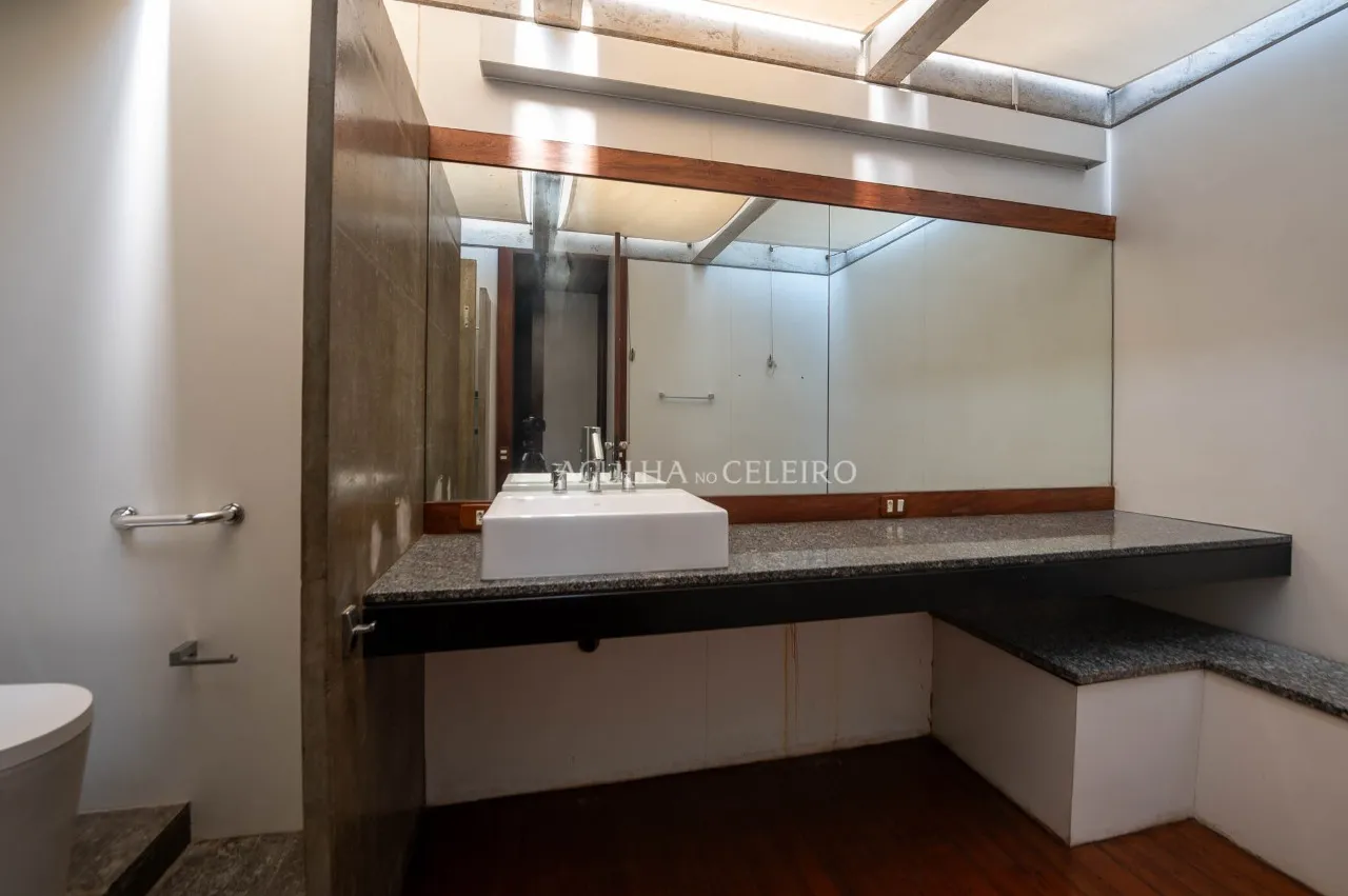 Rodeada de verde, arquitetura diferenciada, com muito potencial! – 17266