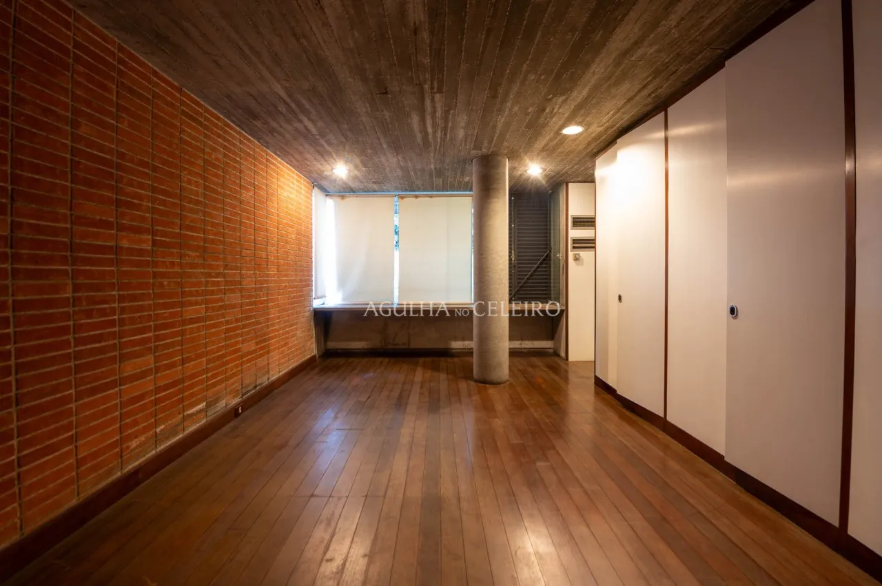 Rodeada de verde, arquitetura diferenciada, com muito potencial! – 17266