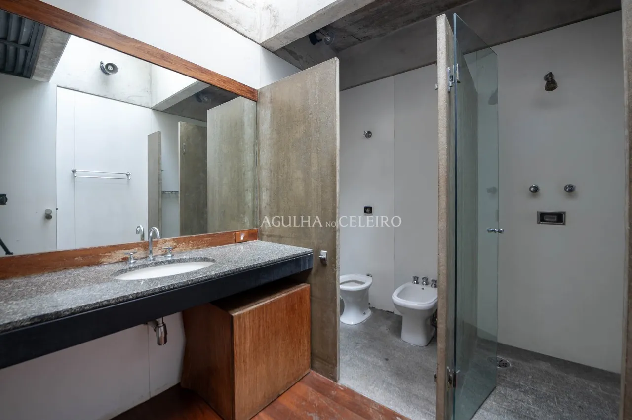 Rodeada de verde, arquitetura diferenciada, com muito potencial! – 17266