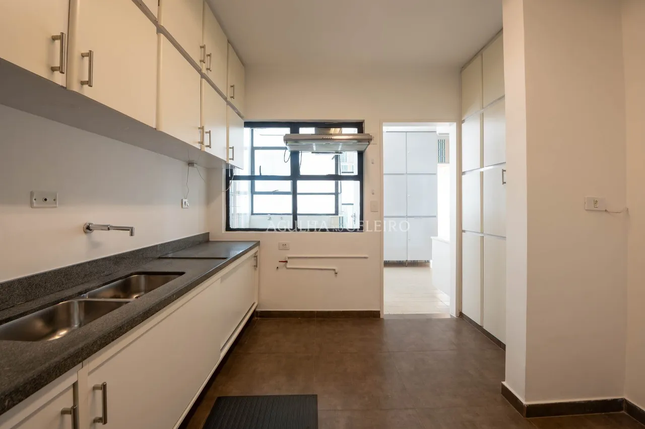 Apartamento com varanda no Itaim em rua tranquila. – 17276
