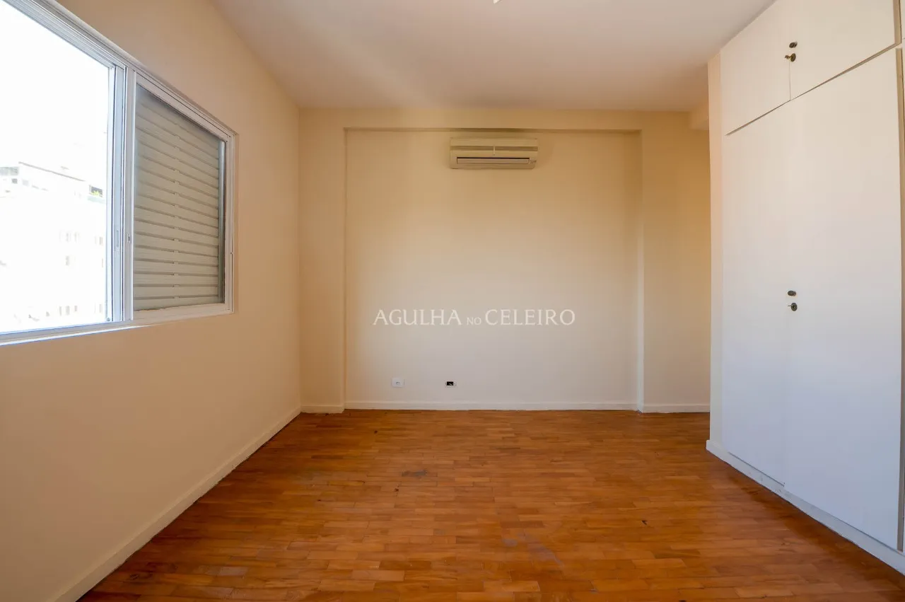 Apartamento com varanda no Itaim em rua tranquila. – 17276