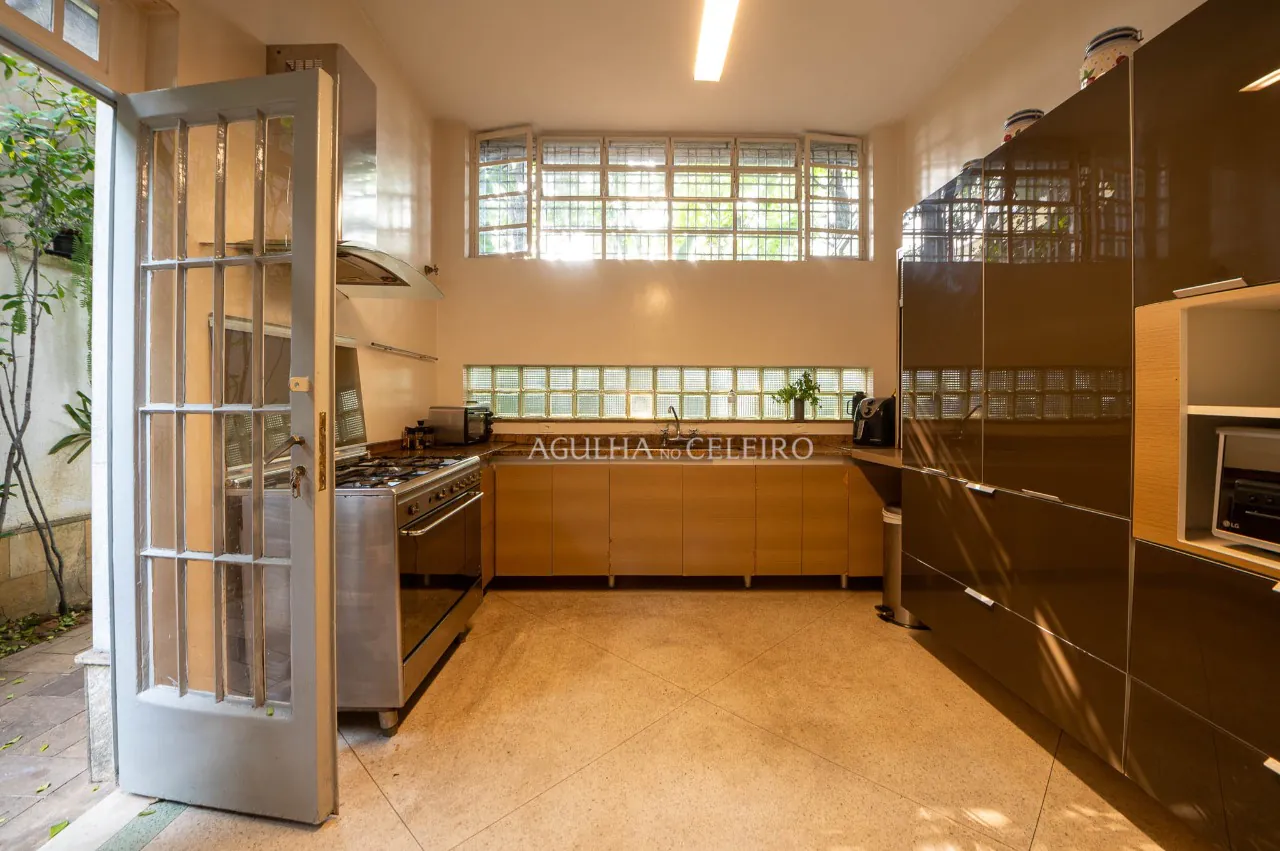 casa-a-venda-no-jardim-europa-com-integracao-perfeita-com-a-natureza-17394-11