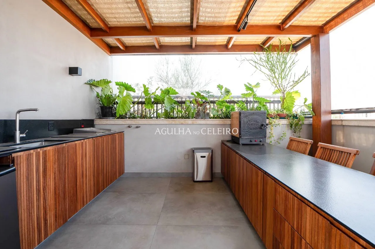 Cobertura super reformada, pronta para morar | Projeto de prédio assinado por João Armentano – 17078