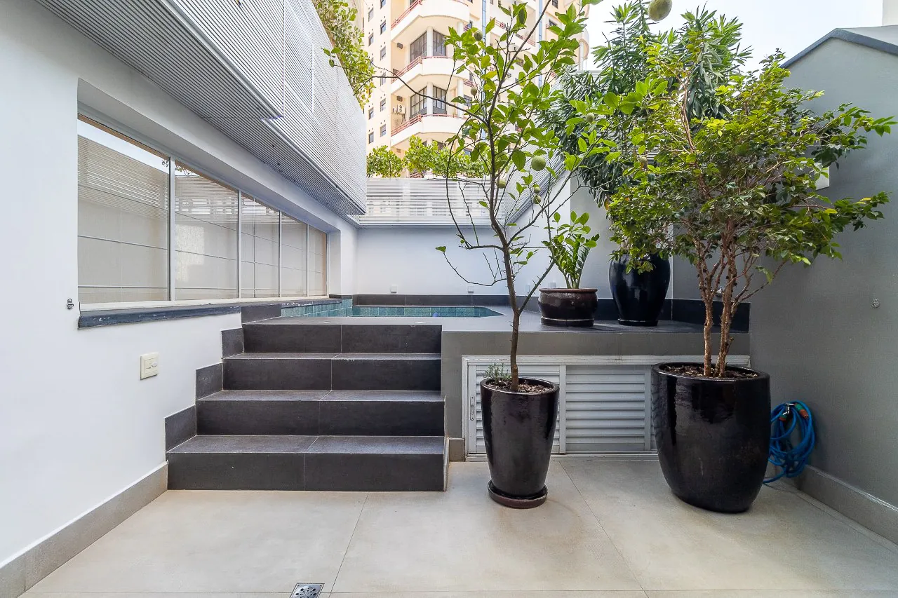 Cobertura com projeto moderno, iluminado e área externa super relaxante, no melhor do Itaim Bibi. – CO0570