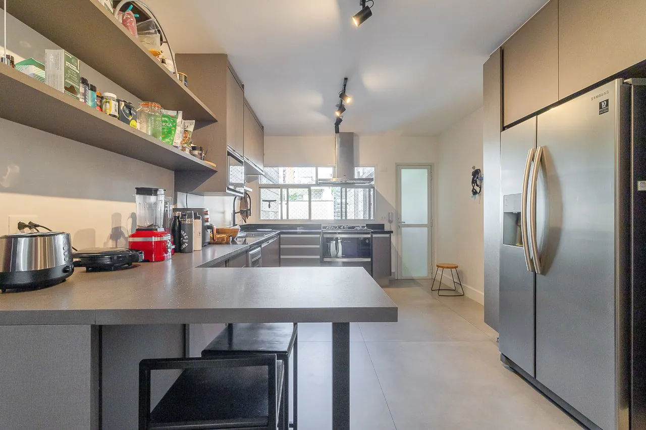 Cobertura com projeto moderno, iluminado e área externa super relaxante, no melhor do Itaim Bibi. – CO0570