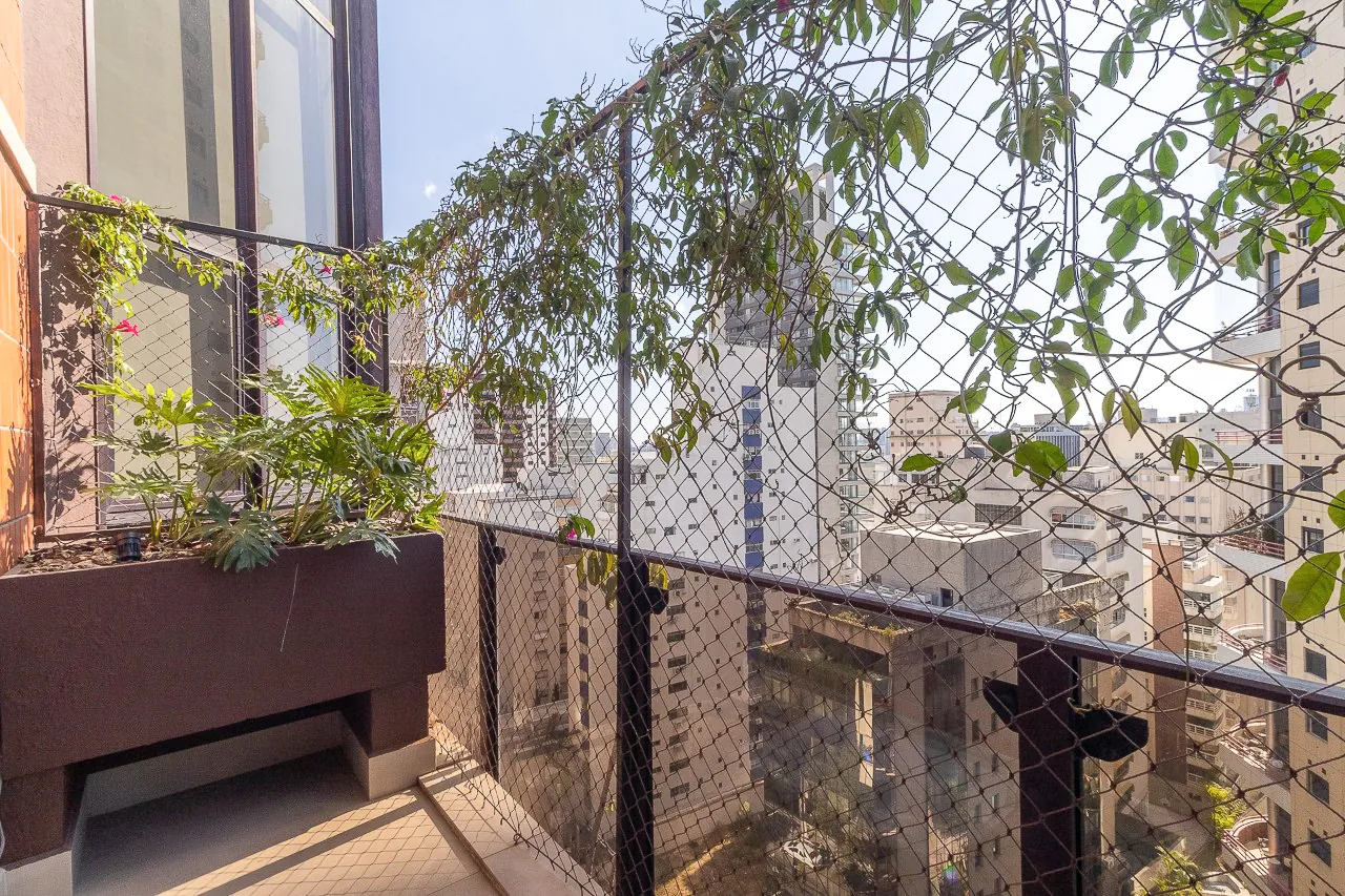 Cobertura com projeto moderno, iluminado e área externa super relaxante, no melhor do Itaim Bibi. – CO0570