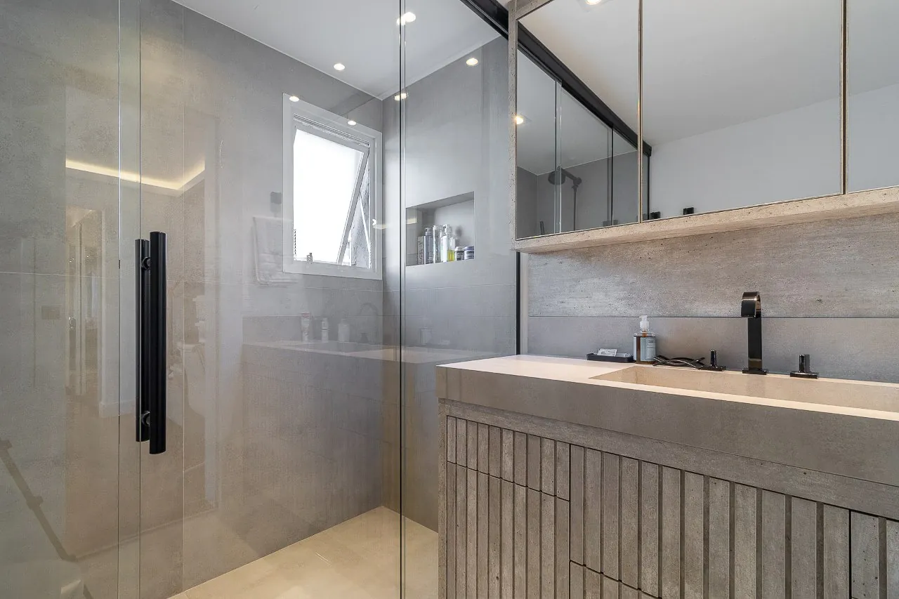 Cobertura com projeto moderno, iluminado e área externa super relaxante, no melhor do Itaim Bibi. – CO0570