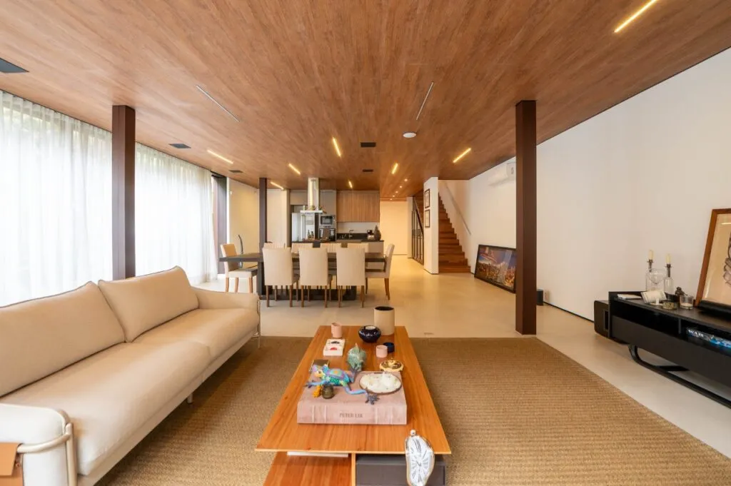 Essa casa novíssima, projeto de Arthur Casas, é um presente no coração do Jardim Paulistano. – 17511