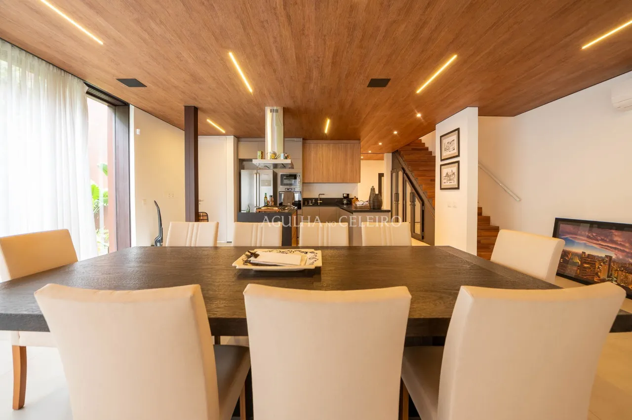 Essa casa novíssima, projeto de Arthur Casas, é um presente no coração do Jardim Paulistano. – 17511