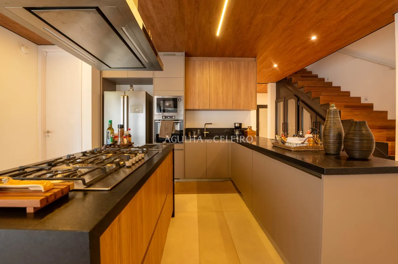 Essa casa novíssima, projeto de Arthur Casas, é um presente no coração do Jardim Paulistano. – 17511