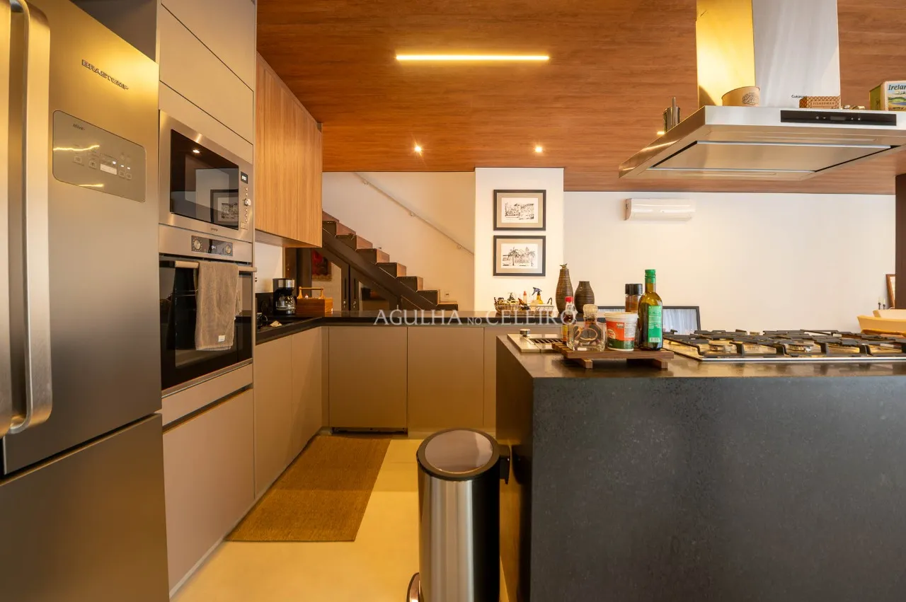 Essa casa novíssima, projeto de Arthur Casas, é um presente no coração do Jardim Paulistano. – 17511