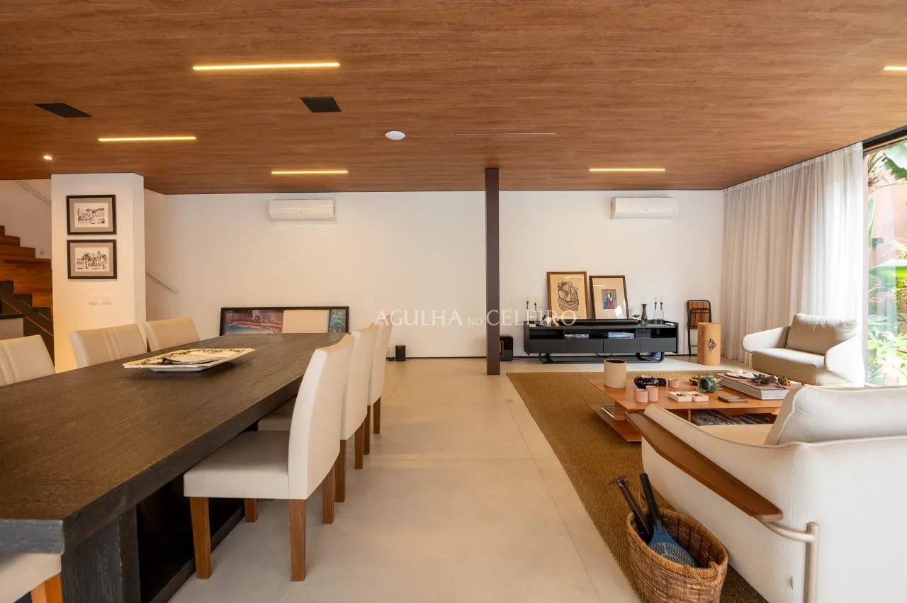 Essa casa novíssima, projeto de Arthur Casas, é um presente no coração do Jardim Paulistano. – 17511