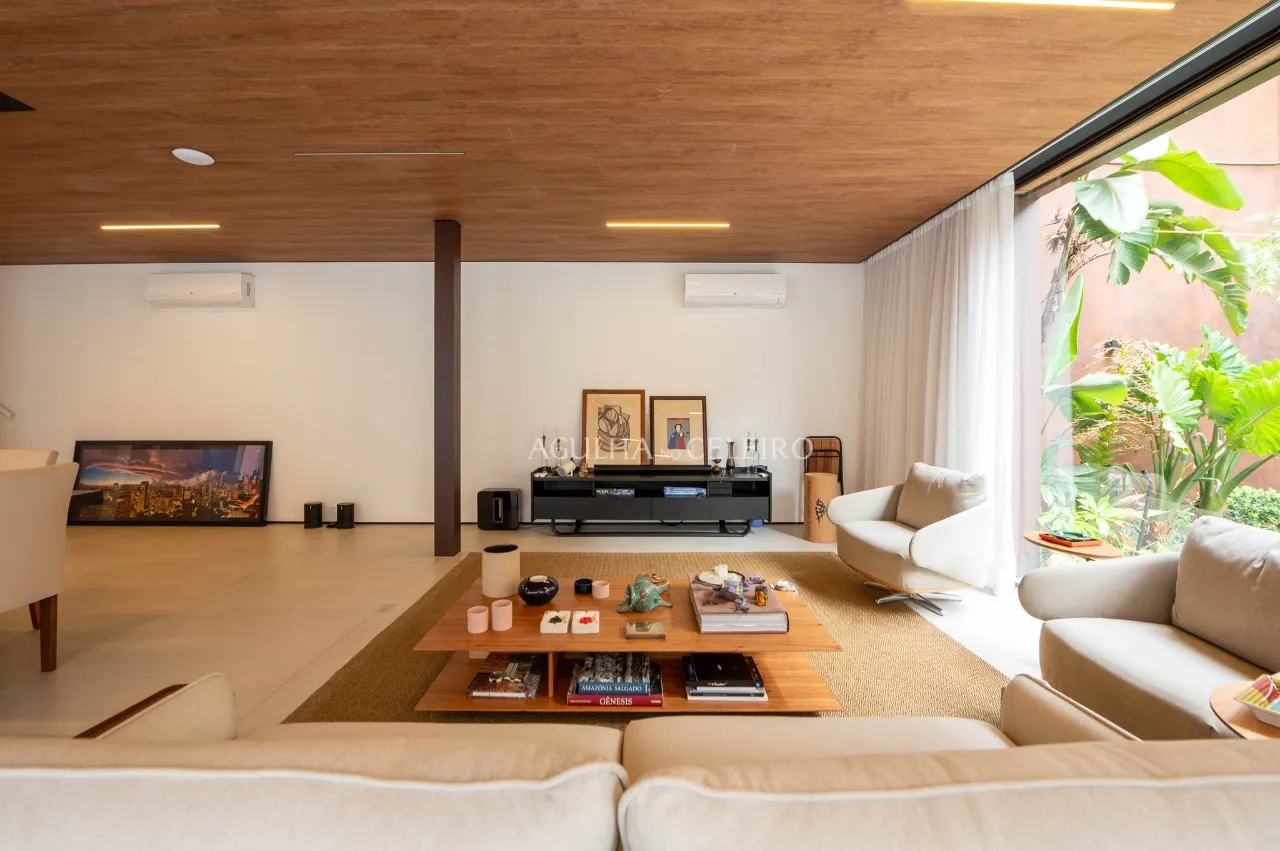 Essa casa novíssima, projeto de Arthur Casas, é um presente no coração do Jardim Paulistano. – 17511