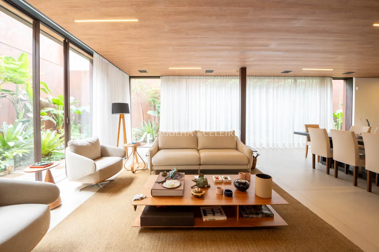 Essa casa novíssima, projeto de Arthur Casas, é um presente no coração do Jardim Paulistano. – 17511