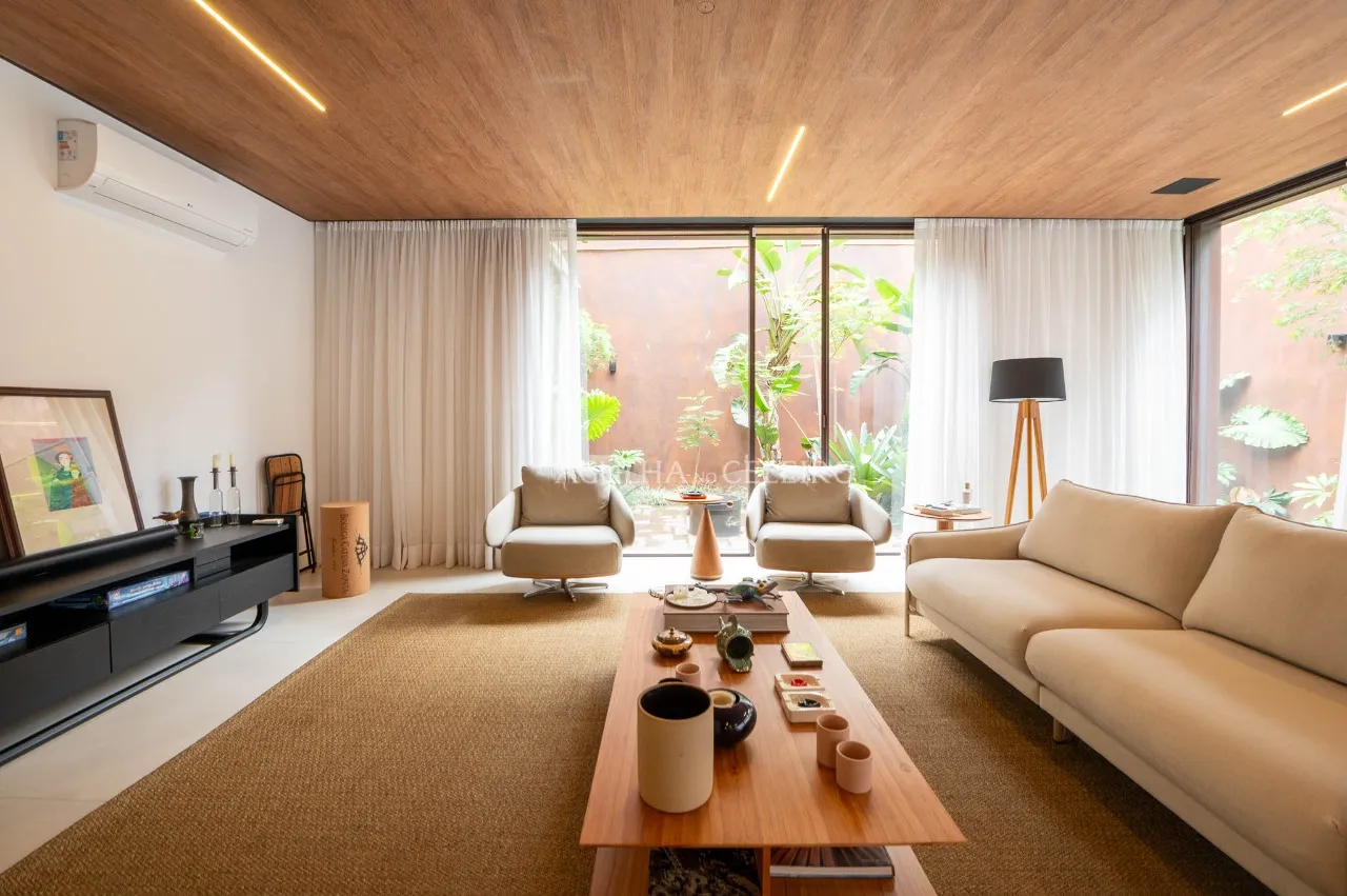 Essa casa novíssima, projeto de Arthur Casas, é um presente no coração do Jardim Paulistano. – 17511