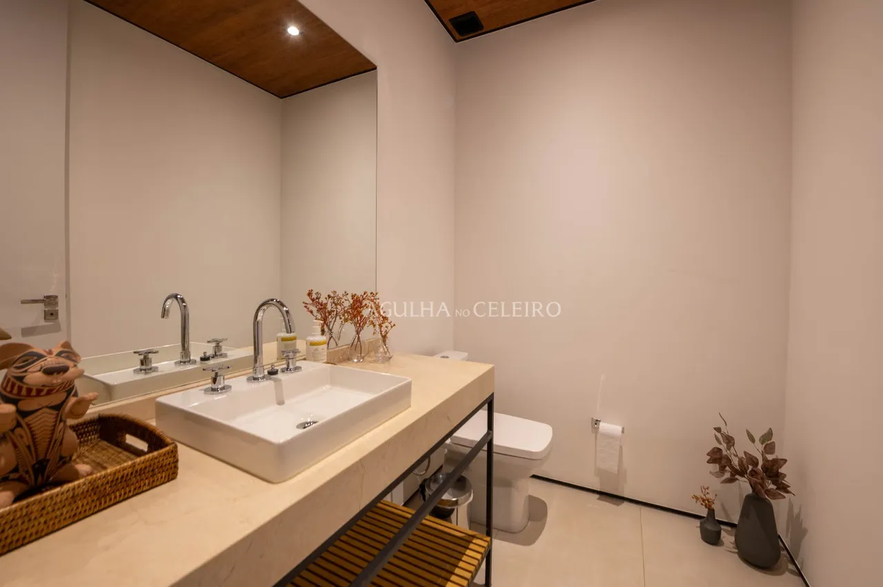 Essa casa novíssima, projeto de Arthur Casas, é um presente no coração do Jardim Paulistano. – 17511