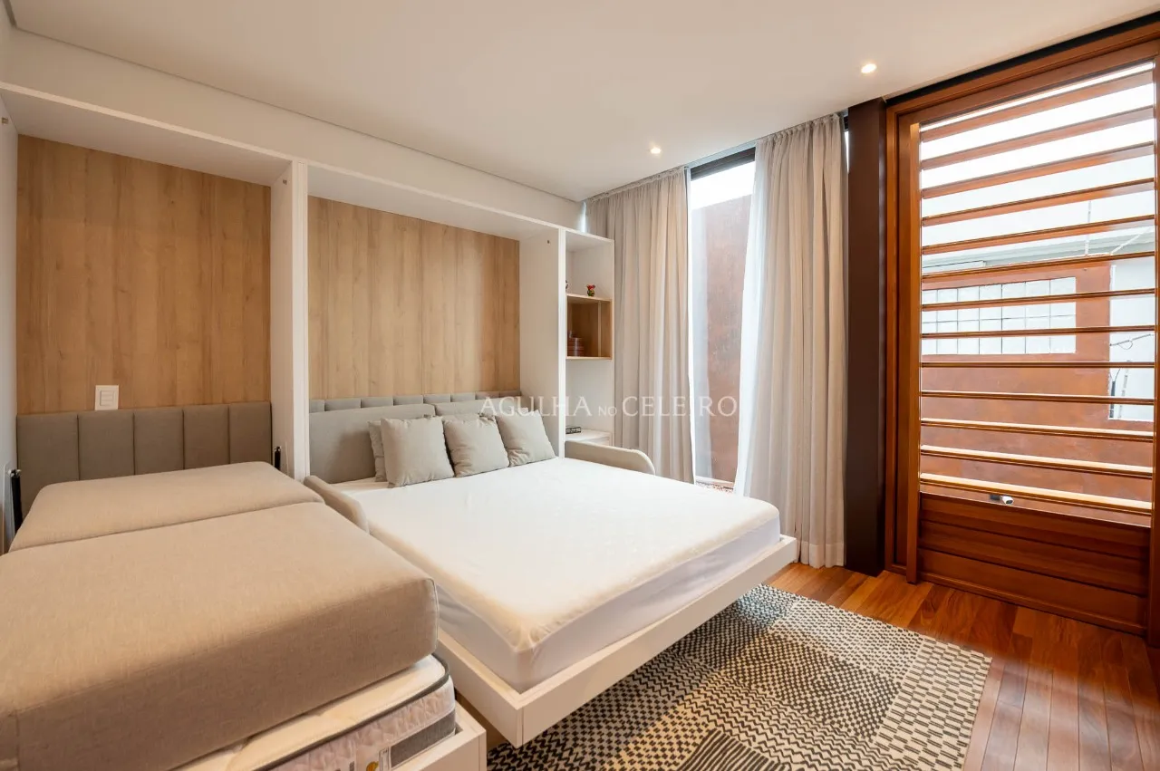 Essa casa novíssima, projeto de Arthur Casas, é um presente no coração do Jardim Paulistano. – 17511