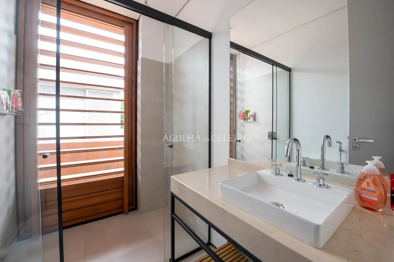 Essa casa novíssima, projeto de Arthur Casas, é um presente no coração do Jardim Paulistano. – 17511