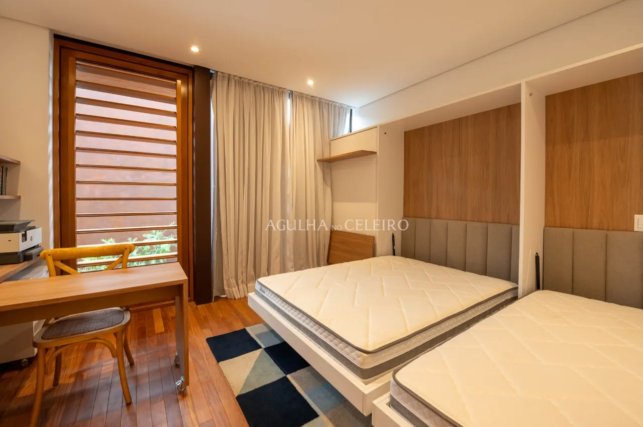 Essa casa novíssima, projeto de Arthur Casas, é um presente no coração do Jardim Paulistano. – 17511