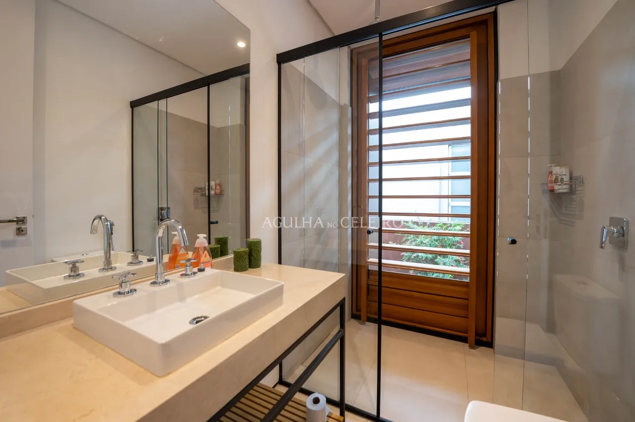 Essa casa novíssima, projeto de Arthur Casas, é um presente no coração do Jardim Paulistano. – 17511