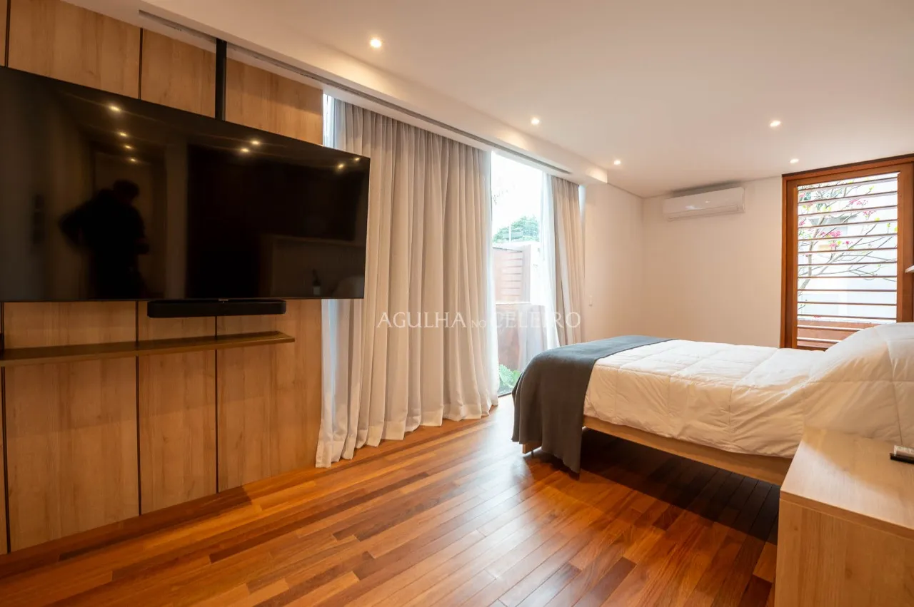 Essa casa novíssima, projeto de Arthur Casas, é um presente no coração do Jardim Paulistano. – 17511