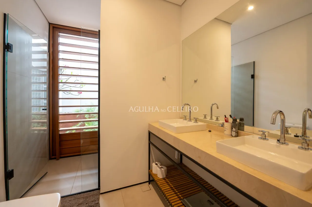 Essa casa novíssima, projeto de Arthur Casas, é um presente no coração do Jardim Paulistano. – 17511