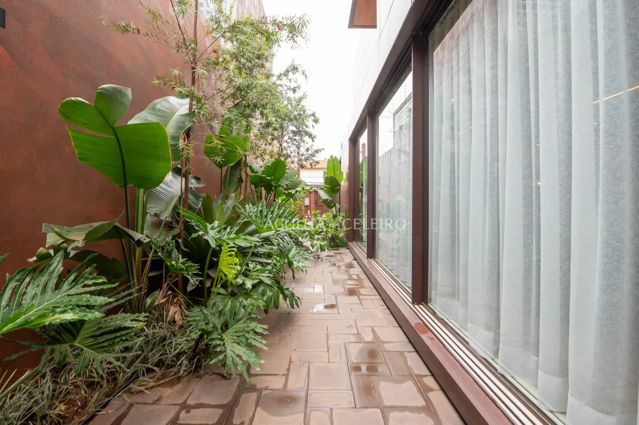 Essa casa novíssima, projeto de Arthur Casas, é um presente no coração do Jardim Paulistano. – 17511