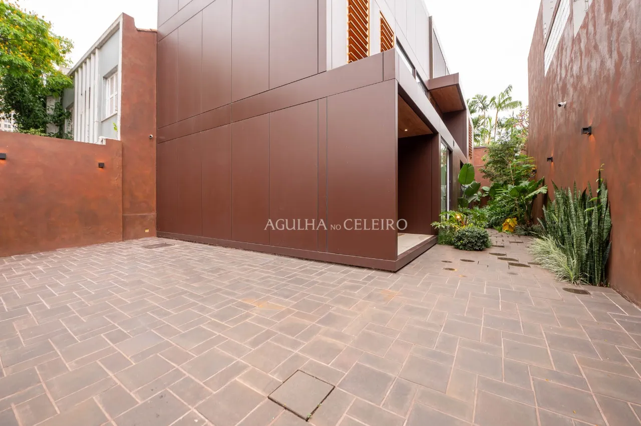 Essa casa novíssima, projeto de Arthur Casas, é um presente no coração do Jardim Paulistano. – 17511