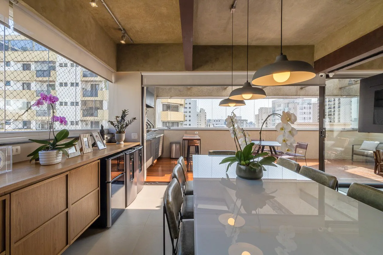 Cobertura duplex com reforma maravilhosa, com estilo industrial e muita iluminação natural, em Moema. – 17693