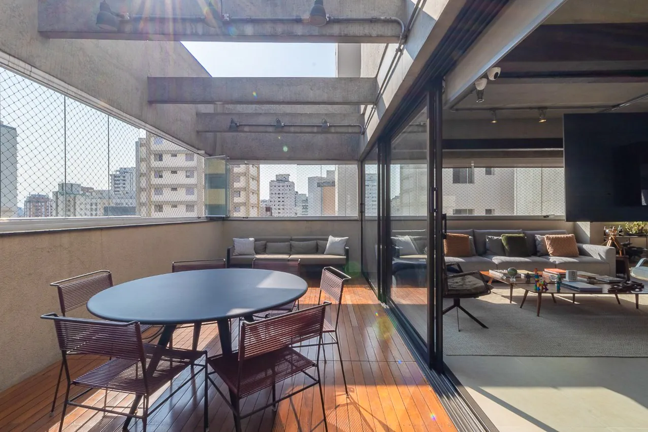 Cobertura duplex com reforma maravilhosa, com estilo industrial e muita iluminação natural, em Moema. – 17693