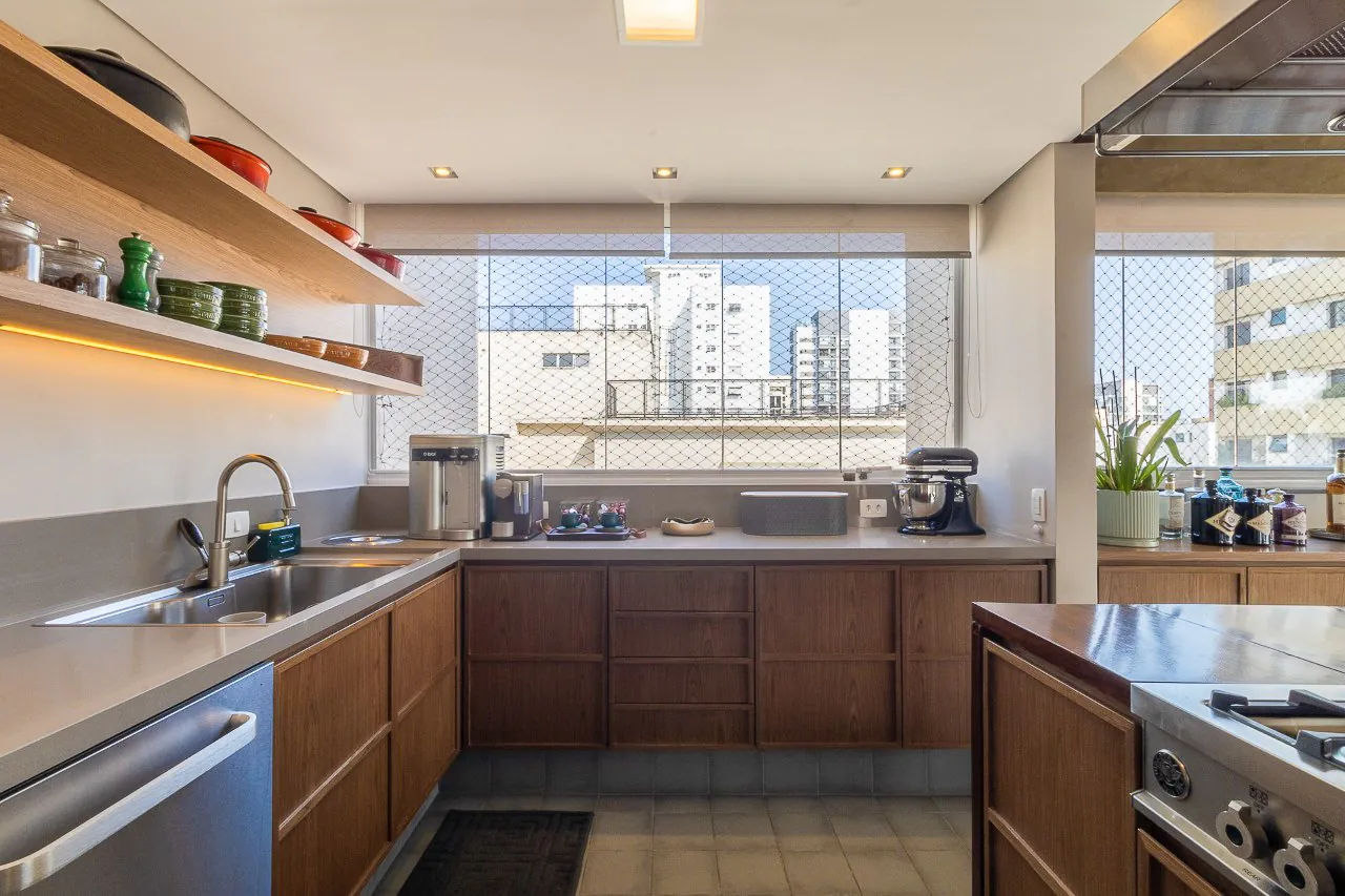 Cobertura duplex com reforma maravilhosa, com estilo industrial e muita iluminação natural, em Moema. – 17693