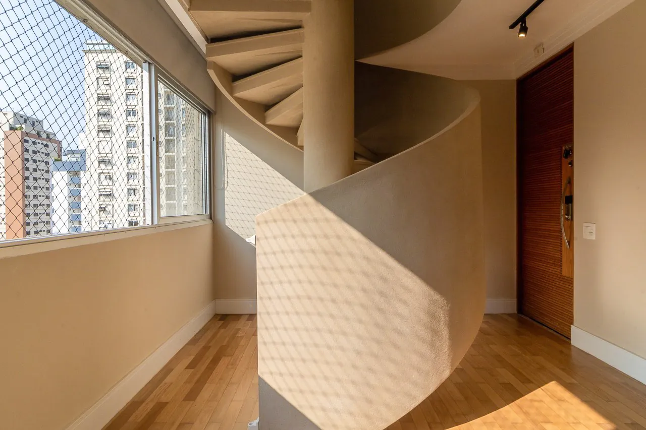 Cobertura duplex com reforma maravilhosa, com estilo industrial e muita iluminação natural, em Moema. – 17693