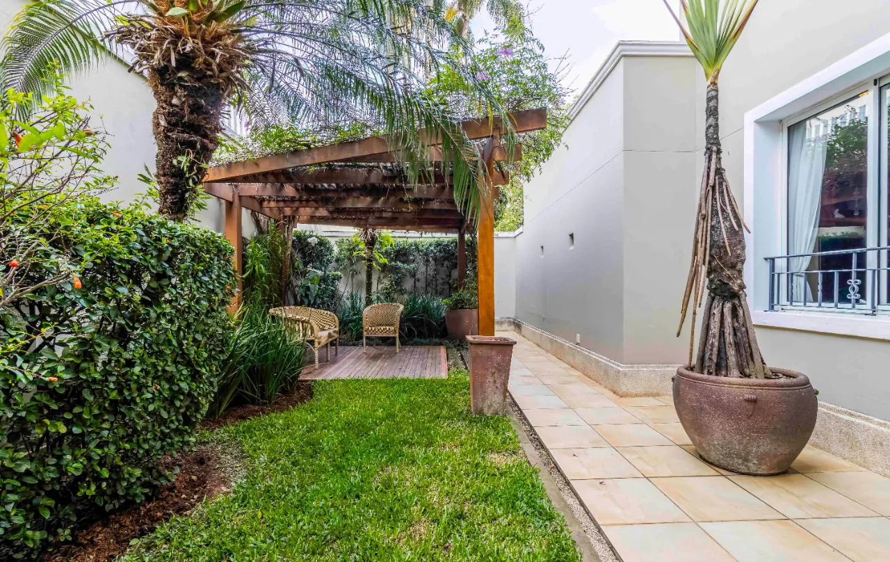 casa-com-projeto-acolhedor-e-com-projeto-que-integra-a-natureza-em-condominio-de-alto-de-pinheiros-17961-3