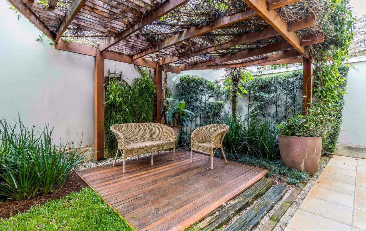 casa-com-projeto-acolhedor-e-com-projeto-que-integra-a-natureza-em-condominio-de-alto-de-pinheiros-17961-4